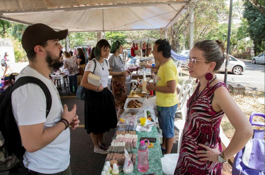 Feira de Economia Solidária retoma atividades presenciais na UEM
                
                    Além de iguarias e artesanato, a feira, que ocorre toda terça, possui exposições e rodas de conversa