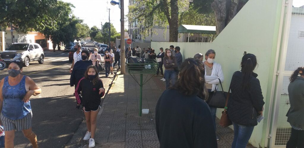 Fila da vacinação no Mandacaru dá a volta no quarteirão, mas ninguém arreda o pé