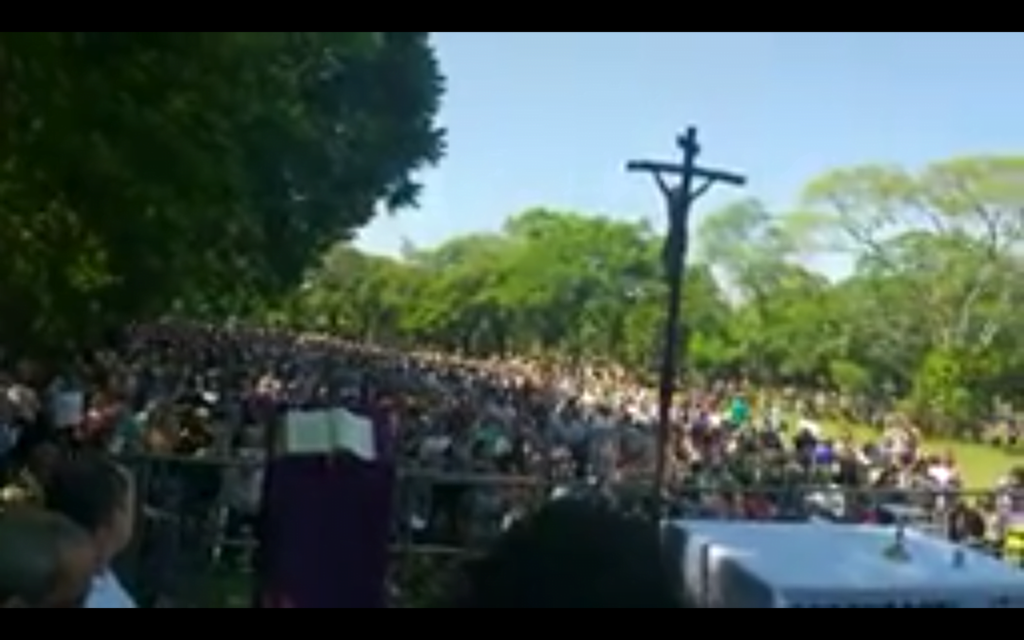 Finados: Muito movimento desde as primeiras horas da manhã no Cemitério Parque de Maringá   
                
                    As 16h acontece a segunda missa campal do dia