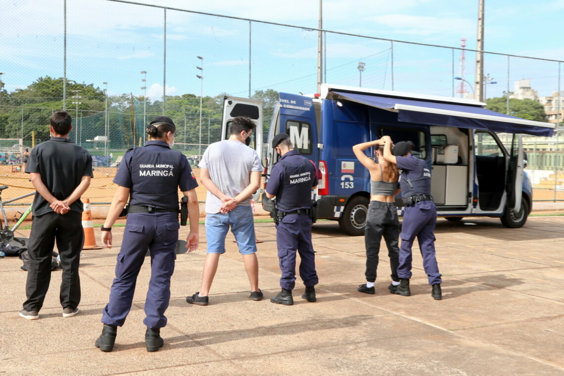 GM e Polícia Civil apreendem drogas na Vila Olímpica de Maringá 
                
                    A Ação batizada de "A Vila é Nossa" envolveu 50 profissionais dos serviços de segurança da cidade e de outras secretarias