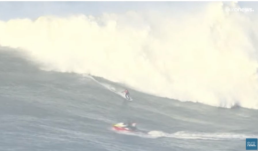 GRANDE SUSTO: Surfistas desafiam as ondas gigantes da Nazaré