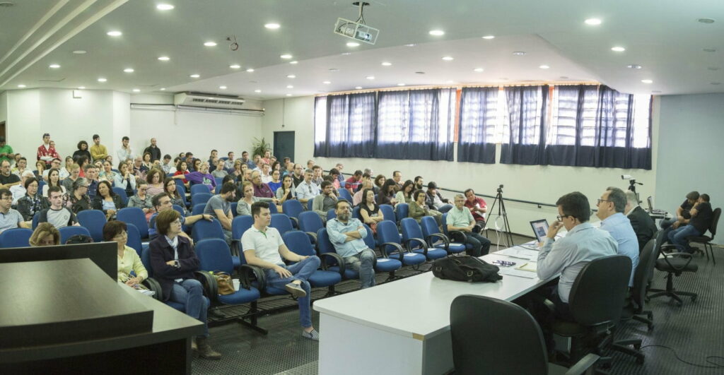 GREVE DA UEM: CEP põe fim à suspensão do calendário acadêmico mas comando de greve mantém a paralisação. 
                
                    Sindicato dos Trabalhadores em Estabelecimentos de Ensino  de Maringá  confirma que professores que quiserem dar aulas "infelizmente podem"