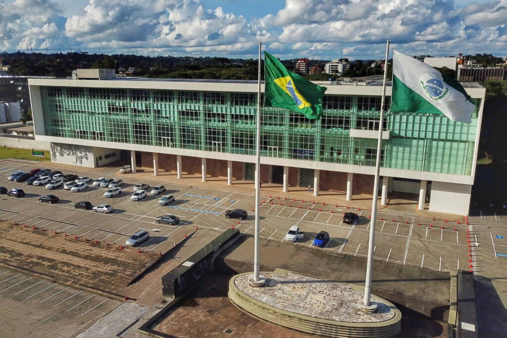 Governo do Paraná  revoga ponto facultativo e suspende festividades de Carnaval
                
                    Decreto publicado pelo Governo do Estado também reforça fiscalização para impedir aglomeração de pessoas. A suspensão inclui prévias carnavalescas e similares, sejam elas promovidas por entes públicos ou pela iniciativa privada. Compartilhar