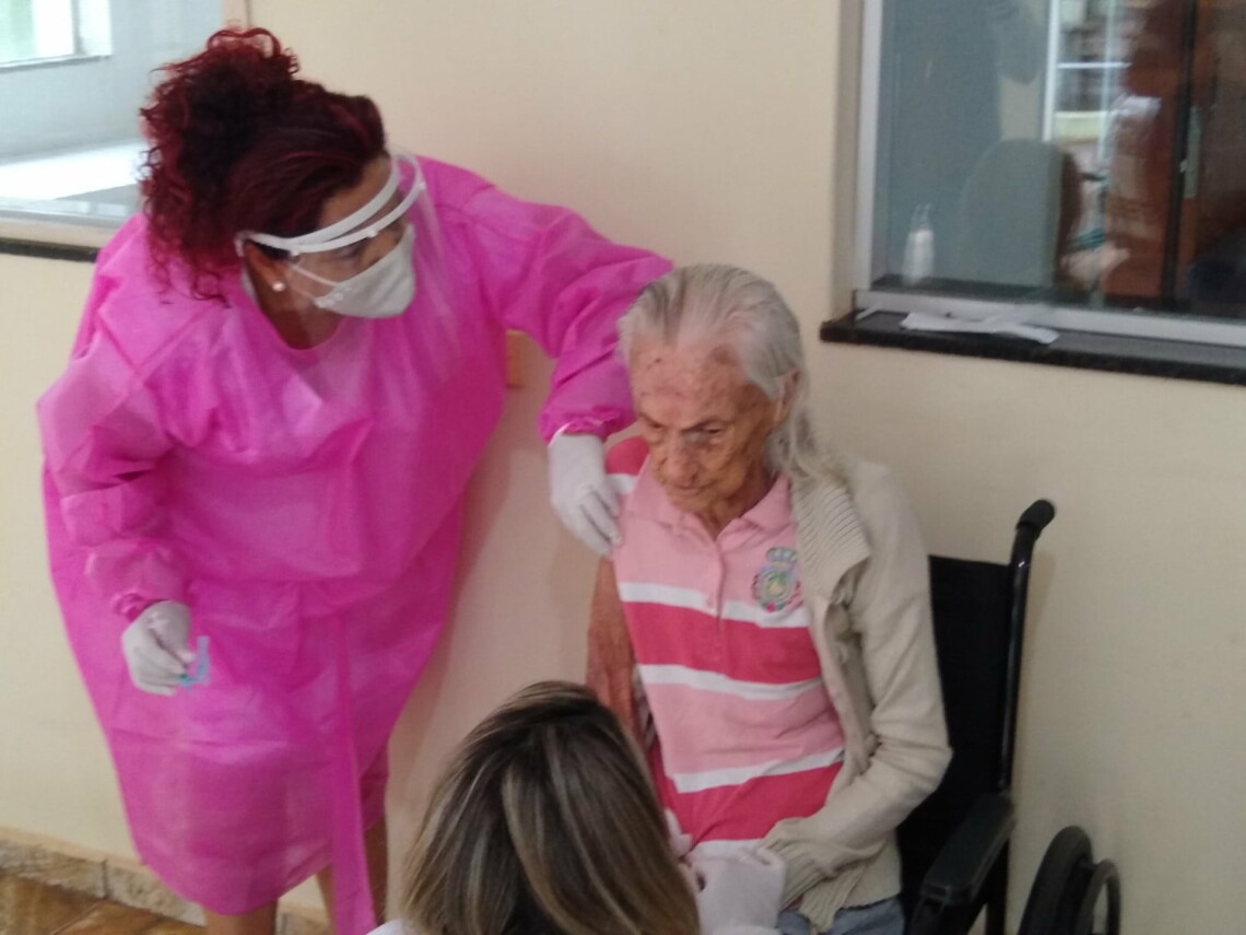 Idosa de 104 anos é a primeira vacinada no Asilo de Mandaguari
                
                    Enfermeira que trabalha há 30 anos na saúde pública é a primeira a receber a vacina na cidade do norte
