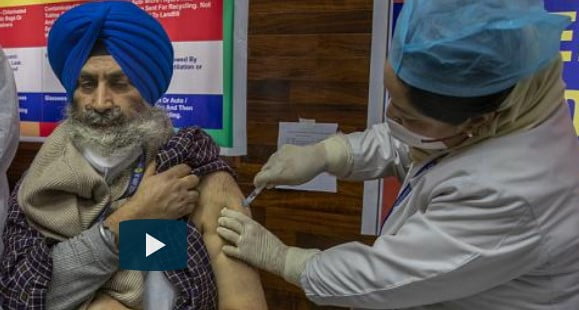Índia inicia vacinação aplicando AstraZeneca e controversa vacina local conhecida como Covaxin