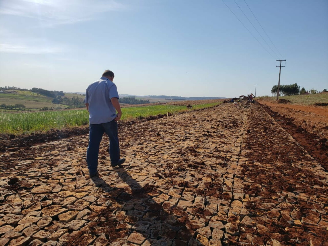 Iniciada pavimentação com pedras irregulares no trecho entre Itambé e Aquidaban. Recursos foram viabilizados pelo deputado Tiago Amaral