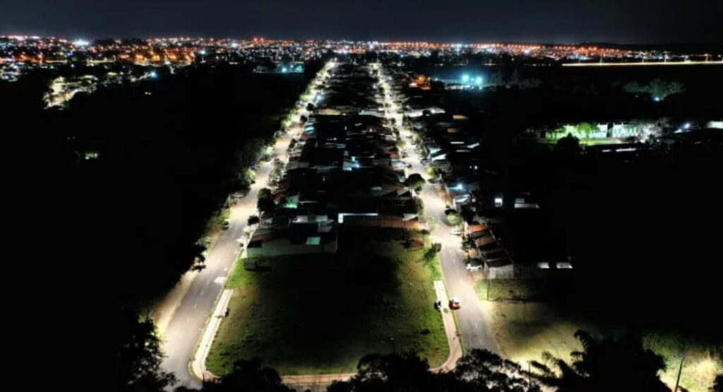 LED: Empresa pública Londrina Iluminação já implantou 55% da meta estabelecida para 2024 
                
                    No total são quase 35 mil pontos de luz e 1.100 km lineares concluídos.