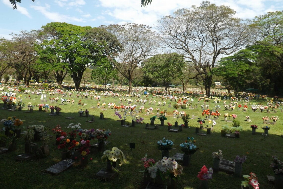 MARINGÁ : Cemitério Parque unifica a natureza, paz e beleza Com uma ampla área verde, o projeto paisagístico preza pela beleza, serenidade e respeito; rejeitado quando de sua criação, em 1985, o Cemitério Parque de Maringá tornou-se um ambiente onde até os vivos gostam de estar