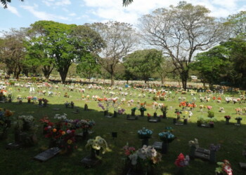 MARINGÁ : Cemitério Parque unifica a natureza, paz e beleza Com uma ampla área verde, o projeto paisagístico preza pela beleza, serenidade e respeito; rejeitado quando de sua criação, em 1985, o Cemitério Parque de Maringá tornou-se um ambiente onde até os vivos gostam de estar