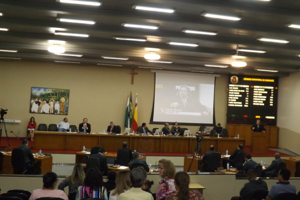 MARINGÁ: Retorna nessa manhã 27, a Sessão  Ordinária da Câmara Municipal
                
                    Entre as propostas de lei que serão apresentada essa  manhã, tem o  projeto de lei declara Luzamor como de utilidade pública em Maringá