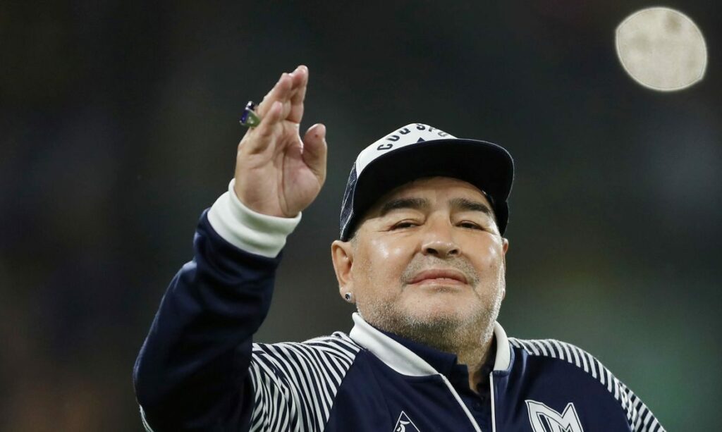 Maradona é internado em hospital na Argentina
                
                    Ex-jogador argentino ficará em observação por três dias