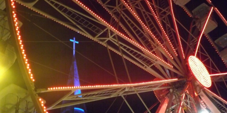 Maringá Encantada:  Último fim de semana da big tower; roda gigante e túnel de luz são mantidos
