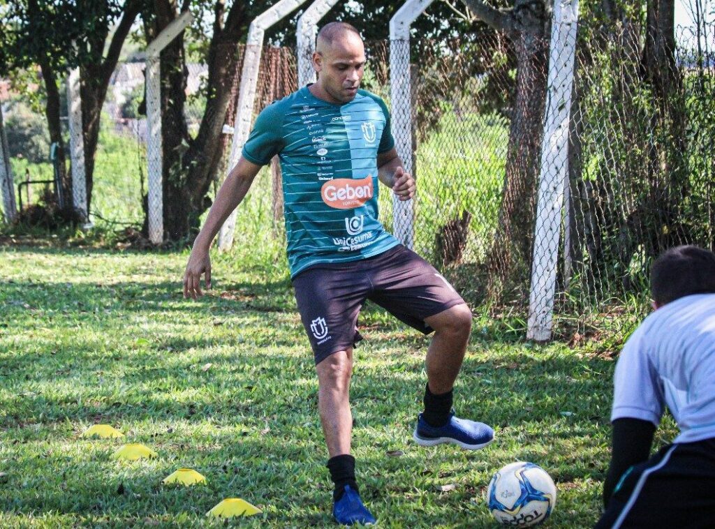 Maringá FC anuncia a contratação do lateral esquerdo, bicampeão brasileiro e com passagens pela Seleção, Carlinhos