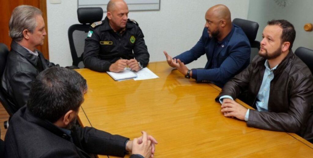 Maringá consegue apoio da Polícia Militar do Paraná  para reforçar a segurança na cidade
                
                    Prefeito Ulisses Maia , em Curitiba busca apoio para melhorar a segurança em Maringá