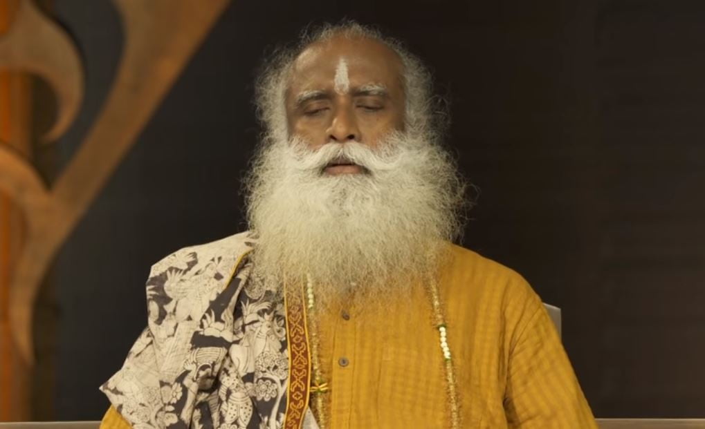 Místico indiano Sadhguru ensina um mantra para aumentar a sua imunidade
