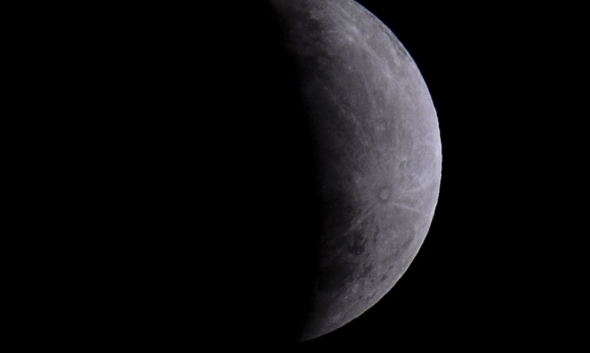 Nasa anuncia descoberta de água em estado líquido na Lua 2