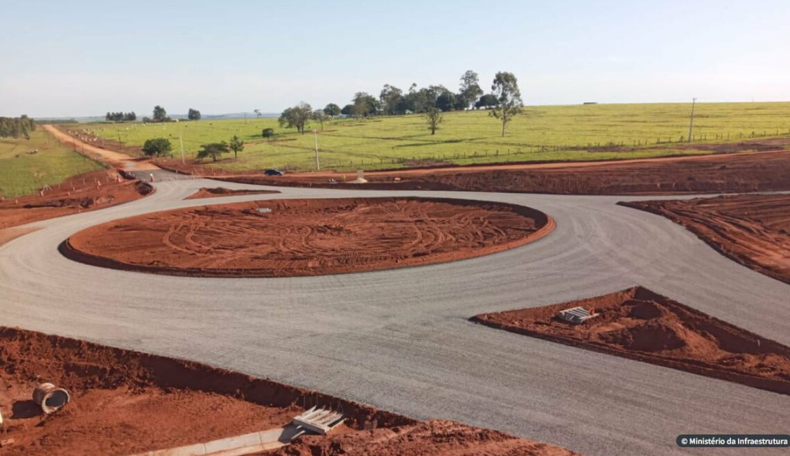 No Paraná, Presidente Bolsonaro visita trecho da Estrada Boiadeira em Umuarama
                
                    Governo vai investir R$ 232 milhões na restauração da rodovia