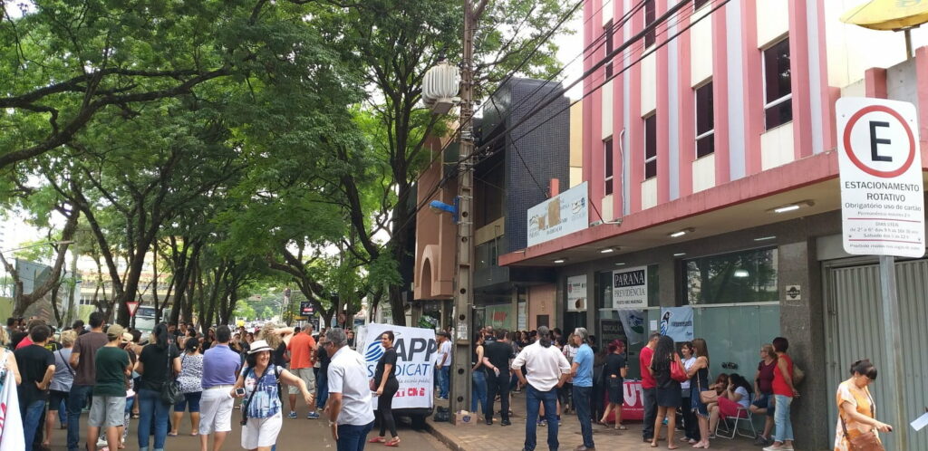 O FATO AO VIVO: Concentração em frente o NRE, marca primeiro dia de greve dos servidores públicos estaduais