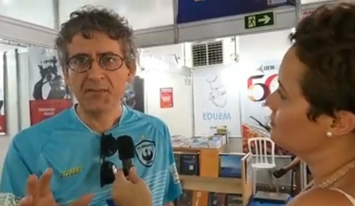 O FATO AO VIVO NA FLIM: Professor Reginaldo Benedito Dias apresenta o stand da editora da UEM na festa literária