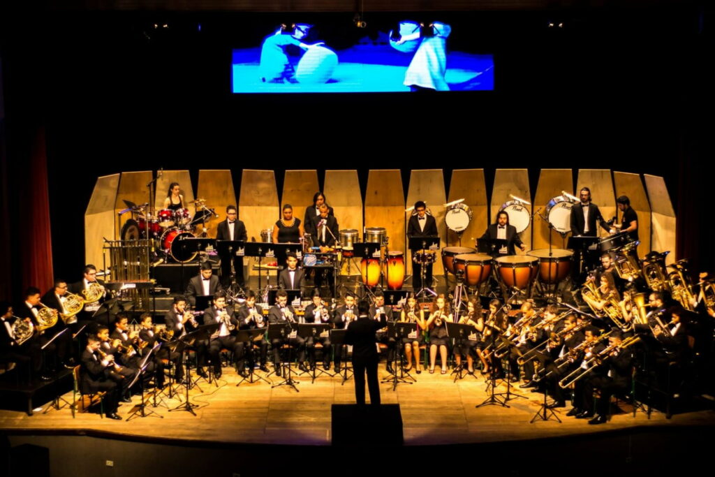 O FATO AO VIVO: Orquestra de Metais Branca Vieira da Mota se apresenta neste sábado no Calil Haddad. A regência é do Maestro Graziani. Veja a entrevista
                
                    A apresentação faz parte do Projeto "Som da Banda". Entrada gratuita. Retirada dos ingressos uma hora antes do início do espetáculo