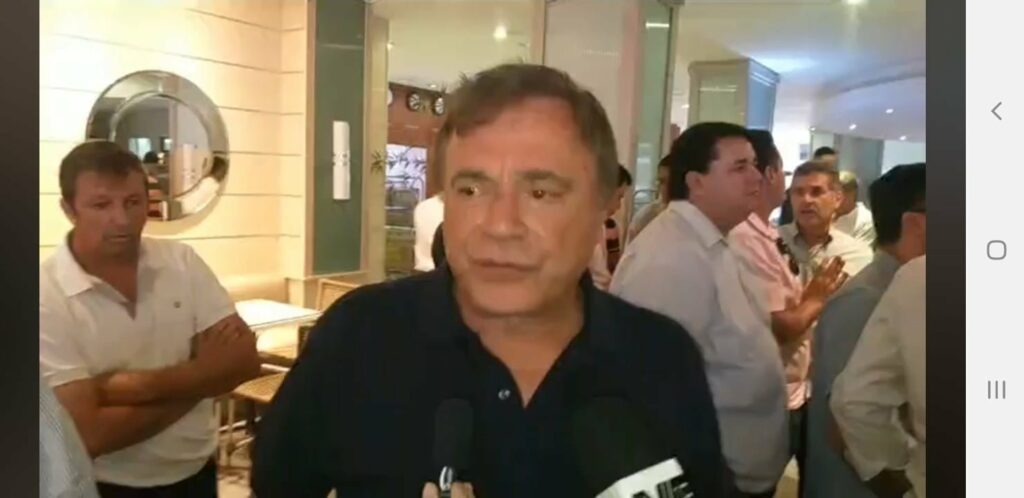 O FATO AO VIVO: Senador Álvaro Dias visita Maringá e cutuca Bolsonaro. Veja a entrevista:
                
                    "Governo não quer fazer reforma tributária e Bolsonaro não tem projetos", disse o senador