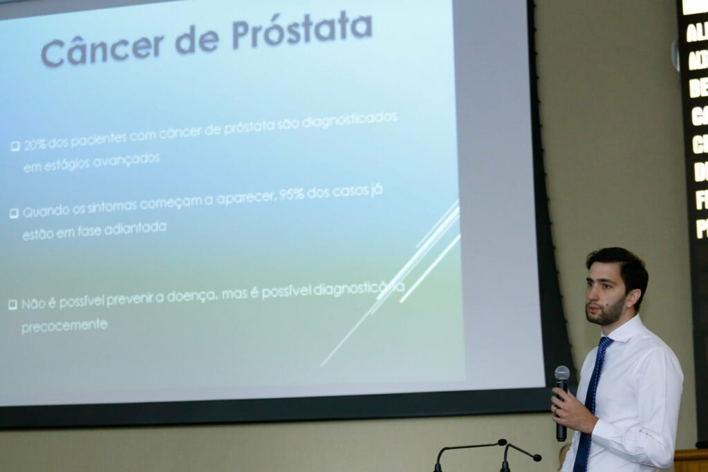 O FATO AO VIVO:  Um a cada sete homens contrai Câncer de Próstata. Urologista Eduardo Quirino fala a vereadores sobre a importância do exame de toque à partir dos 45 anos. Veja a entrevista
                
                    Participação do Médico Urologista acontece no âmbito da Campanha Novembro Azul