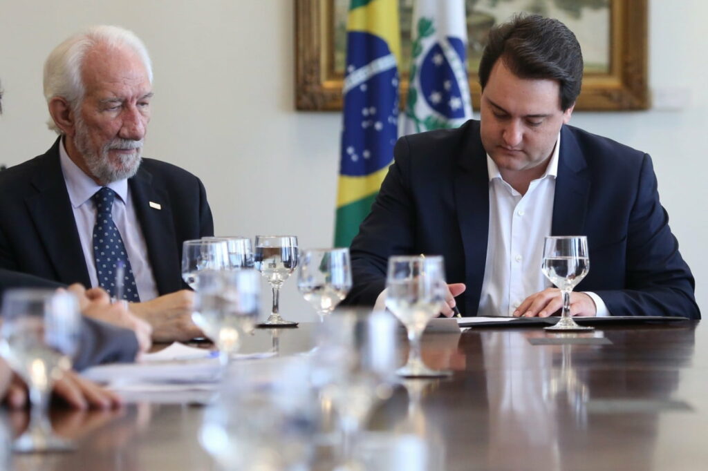 PARANÁ: Governador sanciona lei que congela salários do primeiro escalão