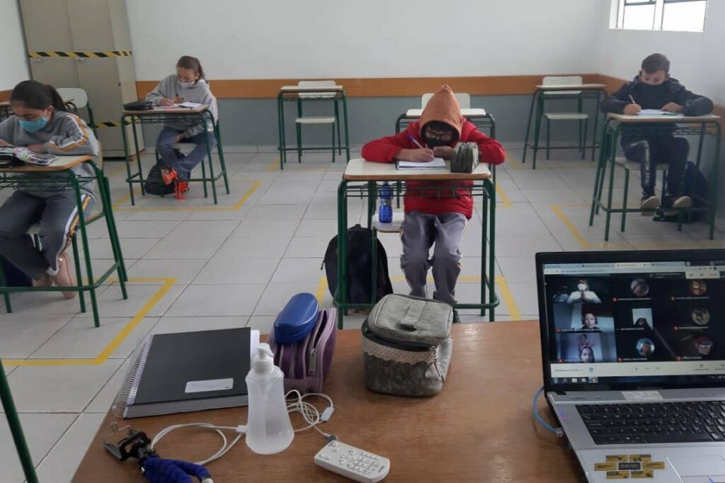 PARANÁ: Mais 627 escolas estaduais retomam aulas presenciais na segunda-feira
                
                    Modelo híbrido alcançará 827 escolas, aproximadamente 40% das instituições da rede estadual de ensino. Os colégios estaduais que ainda não retomaram as aulas presenciais permanecerão no ensino remoto.