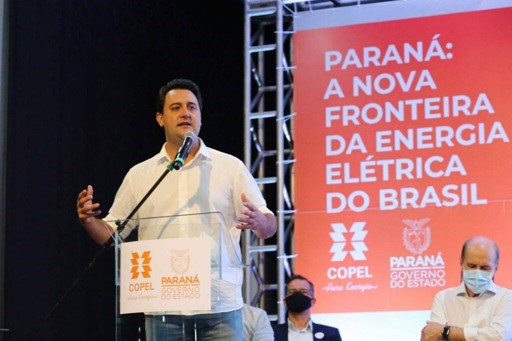 PARANÁ: Projeto inédito no País vai contratar energia de pequenos geradores
                
                    Edital foi autorizado pela Aneel atendendo solicitação da Copel para implantar projeto-piloto de cinco anos. Medida abre a oportunidade para pequenas centrais hidrelétricas, produtores de energia a partir de cavaco de madeira, de cana de açúcar, ou biogás com os dejetos de suínos.