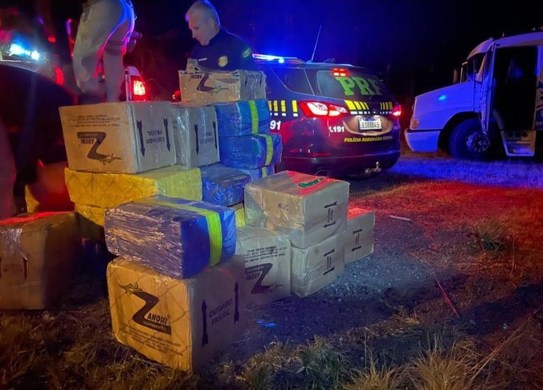 PRF apreende 1,8 tonelada de maconha durante o fim de semana no Paraná
                
                    Mais de mil quilos da droga estavam num caminhão carregado de soja na Região Metropolitana de Curitiba (RMC)