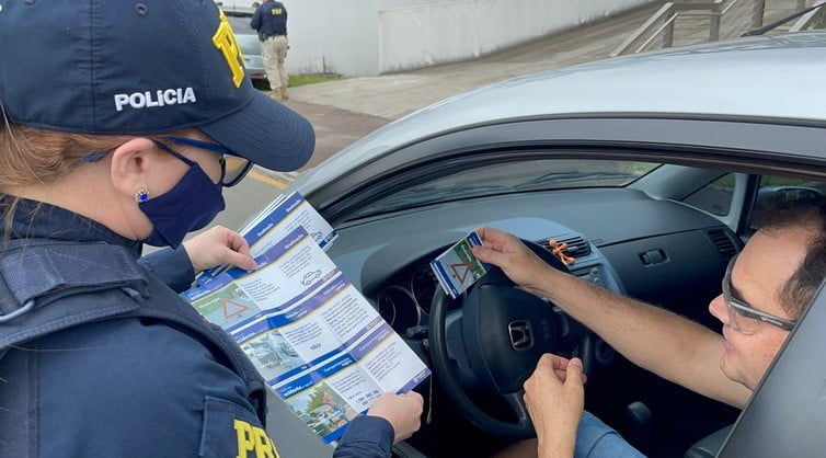 PRF no Paraná lança guia de bolso para motoristas