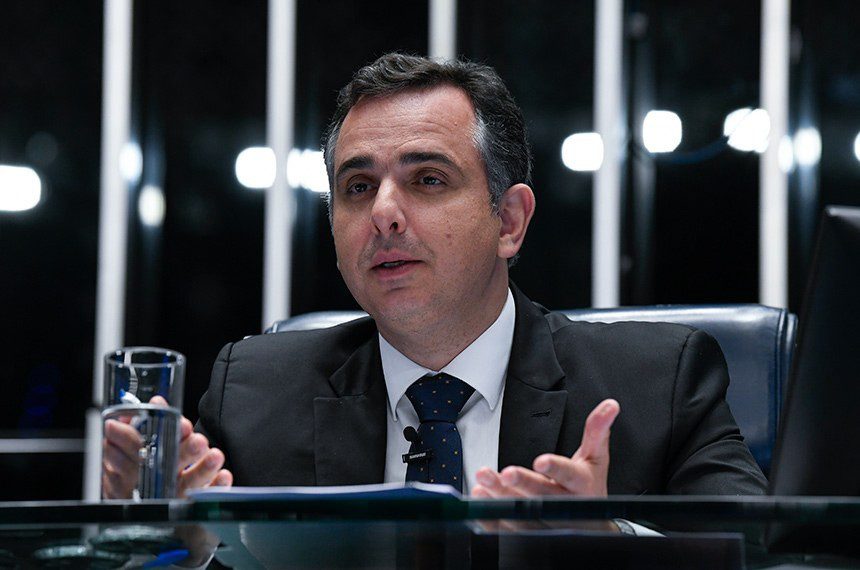 Pacheco critica preço dos combustíveis e cobra 'função social' da Petrobras