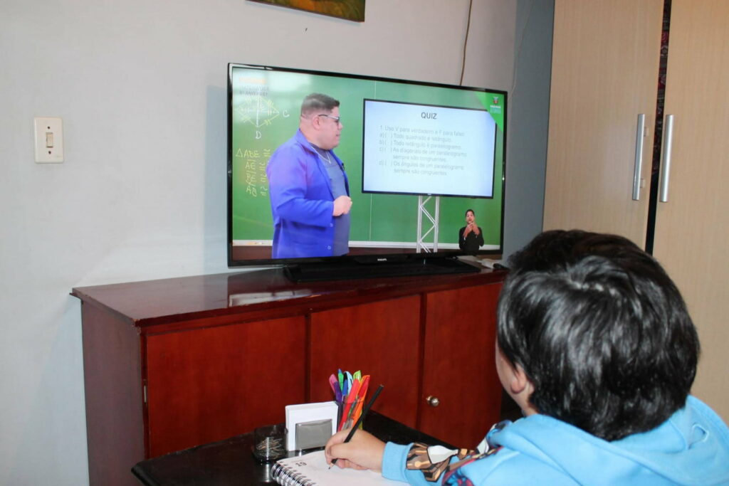 Paraná: Ano letivo da Rede Estadual começa hoje, 18 com aulas de reforço 
                
                    Até o fim de fevereiro as aulas serão remotas por meio da TV aberta, YouTube, aplicativo e Google Classroom, além das atividades impressas. As aulas de quinta e sexta-feira e as da próxima semana fazem parte dos 200 dias letivos do calendário escolar e são de participação obrigatória.