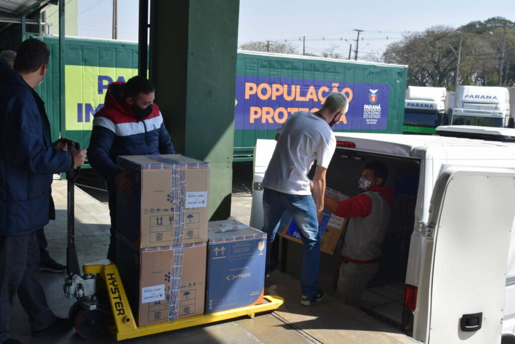 Paraná recebe mais 435.290 vacinas contra Covid-19 entre domingo e segunda-feira
                
                    Novo lote é composto por 95.400 mil doses de Coronavac, 107.640 doses da Pfizer e 232.250 da AstraZeneca. Imunizantes da Pfizer e Coronavac serão enviados já neste domingo (22). As unidades de AstraZeneca chegam na segunda-feira (23). As vacinas serão divididas entre primeira e segunda doses.