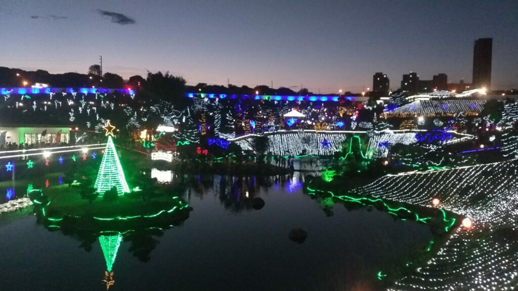 Parque do Japão fica aberto com luzes de Natal até dia 9
                
                    Veja as imagens das luzes de natal no parque do Japão.