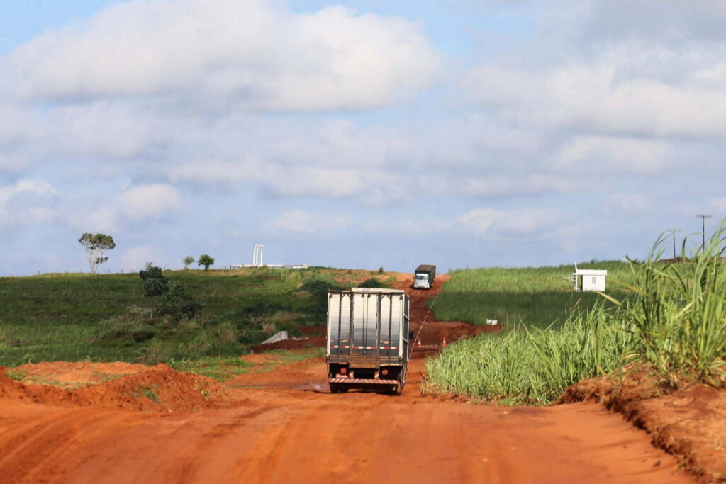 Pavimentação da Boiadeira é esperança de prosperidade para região Noroeste do Paraná
                
                    Obra será entre Porto Camargo e Umuarama. Melhoria encerra novela que se arrasta há anos e será realizada com investimento de Itaipu Binacional, viabilizado pelo Governo do Estado.