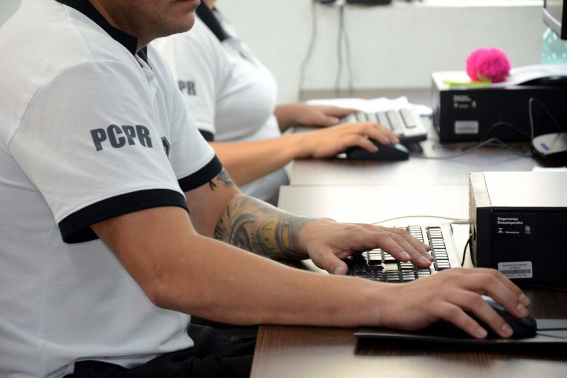 Polícia Civil atua em combate a crimes relacionados à Covid-19
                
                    Além de prisões e apreensões de produtos adulterados e fiscalização para coibir, a corporação também atua para impedir golpes via internet ou presenciais.
