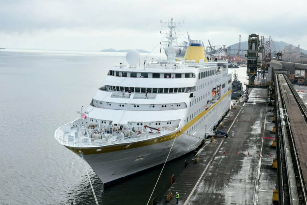 Porto de Paranaguá volta a receber navio de passageiros 
                
                    Primeira embarcação de cruzeiro a atracar no Paraná nos últimos três anos tem 411 passageiros e tripulantes.  Um segundo navio está previsto para atracar em Paranaguá em março de 2020.