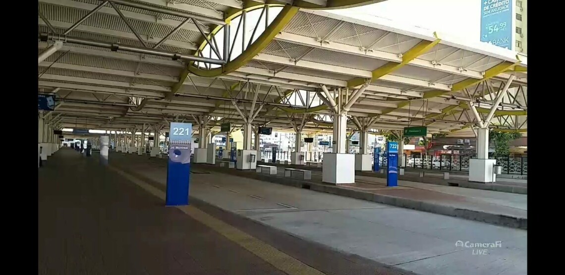 Poucos usuários foram até o Terminal Urbano de Maringá na manhã deste segundo dia de paralisação do transporte público
                
                    Veja as imagens
