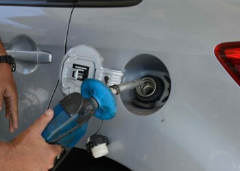 Preços de gasolina e diesel sobem hoje nas refinarias
                
                    Gasolina ficou 8,8% mais cara; o diesel, 5,2%