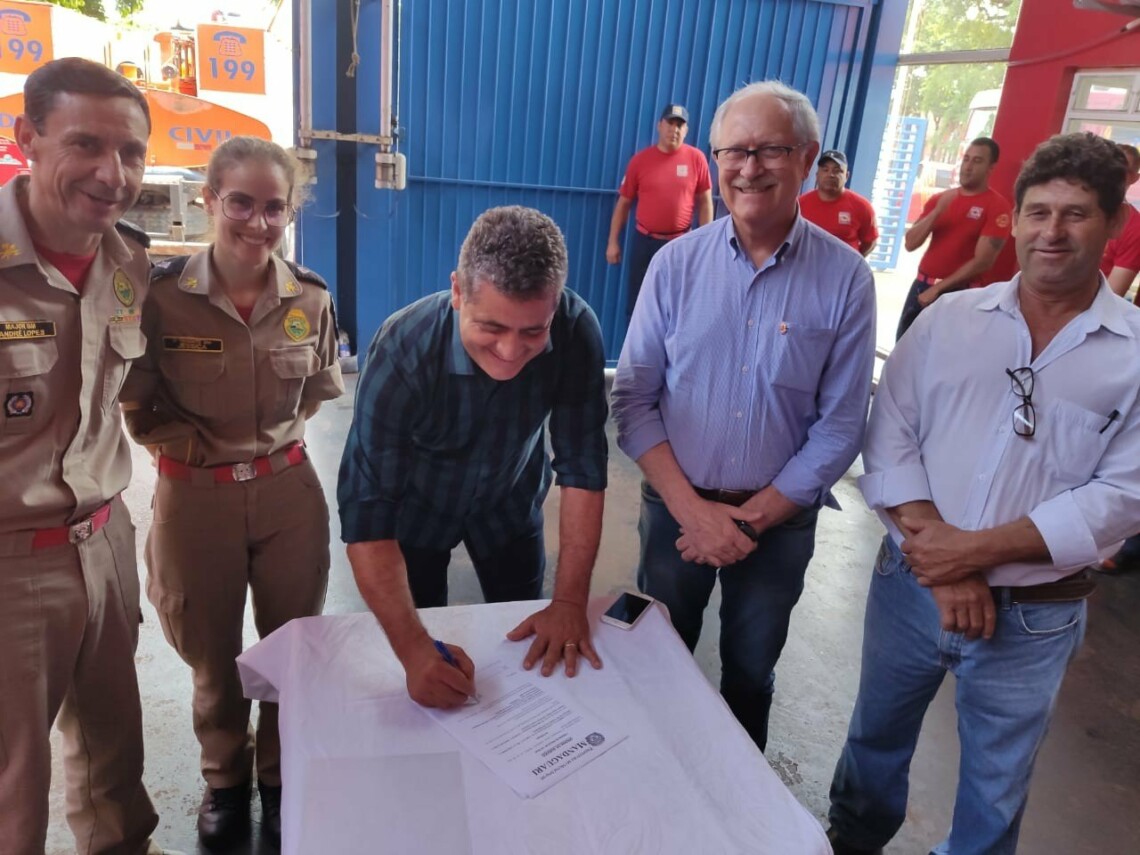 Prefeitura de Mandaguari autoriza início da reforma e ampliação da sede do Corpo de Bombeiros
                
                    Hoje é um momento importante para Mandaguari e para os profissionais que trabalham aqui que lutaram para ver esse quartel reformado. Quem ganha com essa obra é a nossa cidade que terá uma corporação ao seu serviço ainda mais eficiente, bem equipada, treinada e capacitada para atender os chamados. O novo quartel vai proporcionar um ambiente adequado e confortável para que recebê-los. A administração municipal  está muito feliz em poder contribuir com o bem estar de vocês”, disse o prefeito Batistão