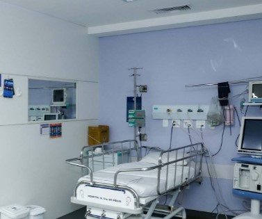 Prefeitura de Maringá  pagará R$ 71,53 por servidor municipal atendido ao hospital que venceu licitação emergencial 
                
                    Contrato rompido com a Sudamed era de R$ 44,42