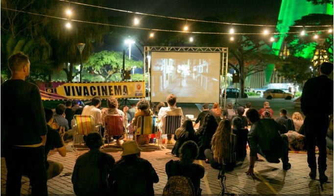 Prefeitura promove sessão de cinema itinerante movida a energia solar