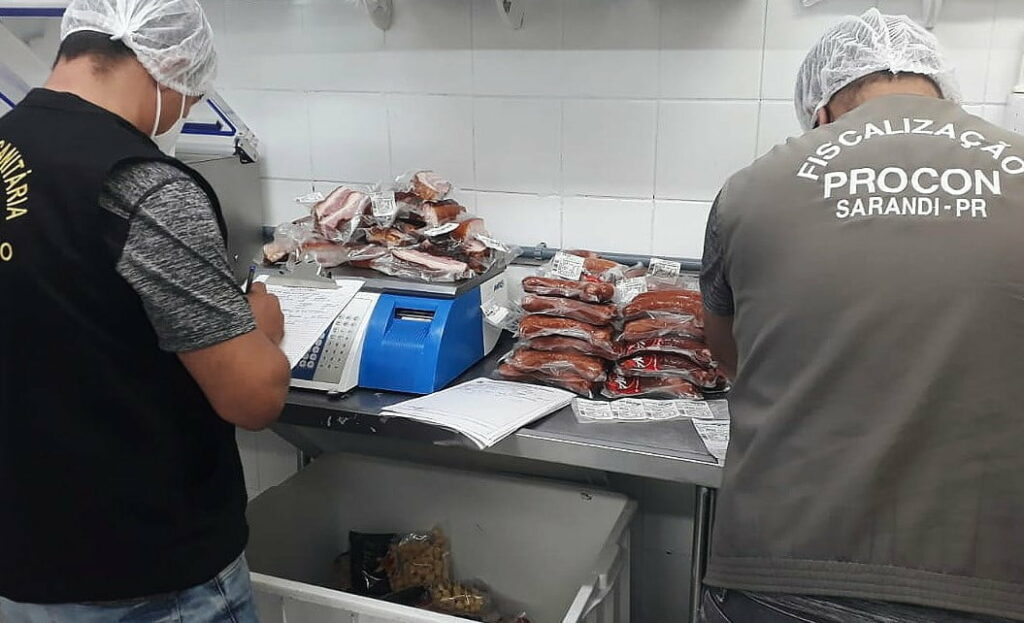 Procon de Sarandi e Vigilância Sanitária encontram irregularidades em Supermercados