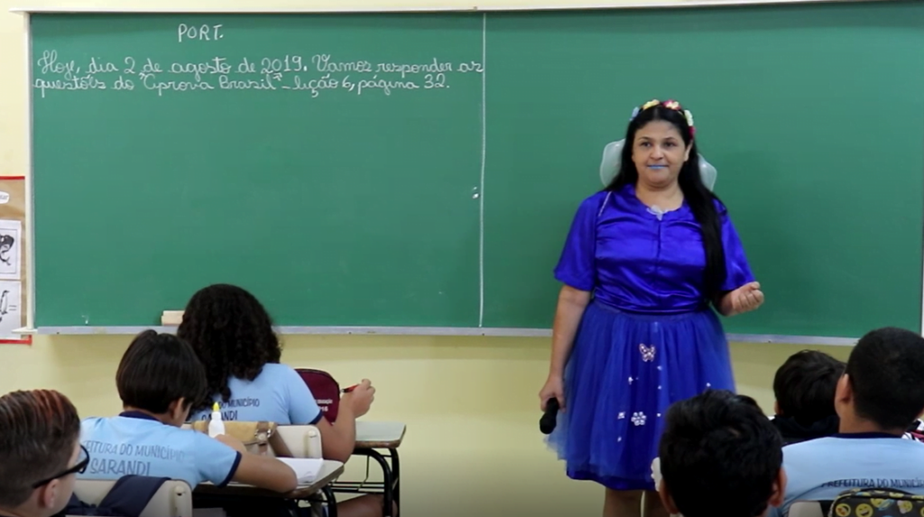 Professora de Sarandi se fantasia de “Fada Azul” para trabalhar o bullying em sala de aula