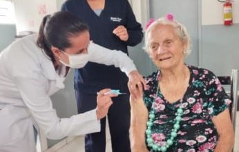 Profissionais da saúde e idosos asilados recebem vacina contra covid-19 em Marialva
