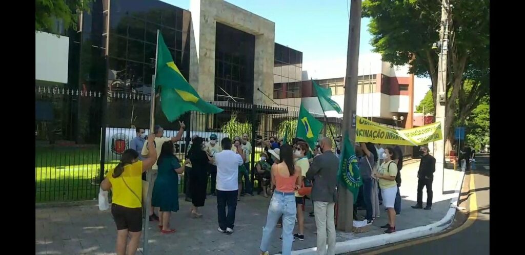 Protesto em frente à Câmara pede aprovação do projeto que proíbe o passaporte da vacina em Maringá