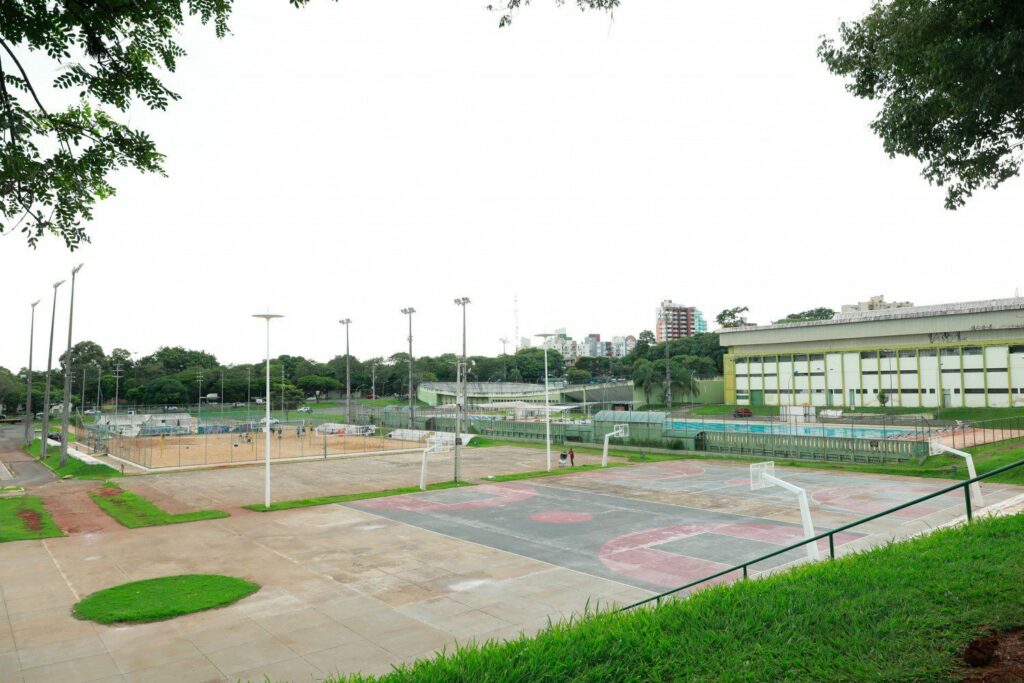 Quadras da Vila Olímpica e Parque do Japão são fechadas para prevenir transmissão do coronavírus
                
                     “Não temos como seguir os protocolos de controle da doença, melhor saída é voltar às medidas restritivas, diz secretário de esportes de Maringá, Robson Xavier