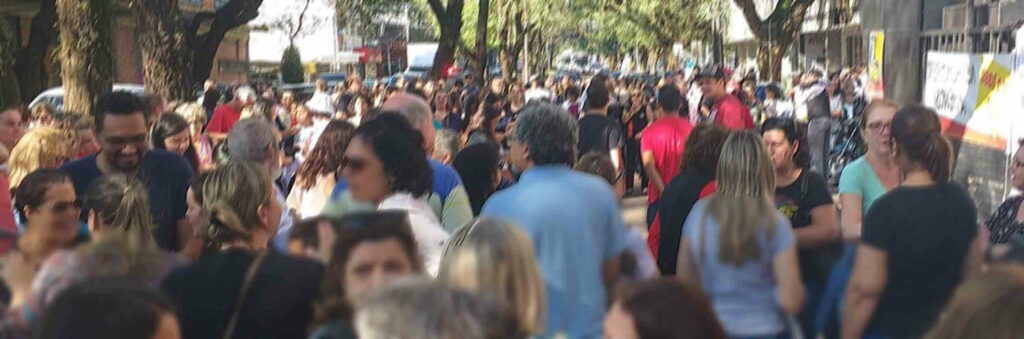 Ratinho anuncia fim da greve na sexta-feira, professores recuam no sábado e suspendem  paralisação no 19º dia do movimento
                
                    Governador não disse nada sobre a greve nas universidades estaduais. Sindicatos ainda não se manifestaram