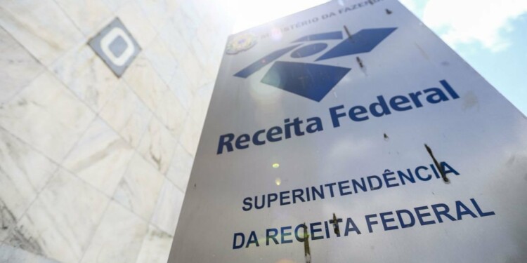 Receita Federal deixa de exigir autenticação de documentos